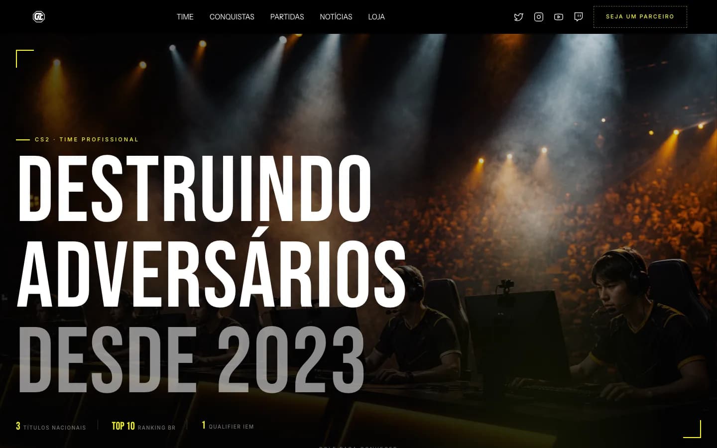 Hero do site Overclock Esports com jogadores de CS2 sob luzes de arena